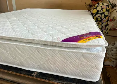King Size Spring Pillow Top Memory Foam Mattress New For Sale