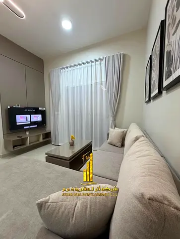 شقة فاخرة للإيجار الشهري – غرفة وصالة مع بلكونه اطلاله مميزه مفروشة بالكامل فرش جديد سوبر ديلوكس مع مطبخ مجهز بالكامل بأحدث الأجهزه