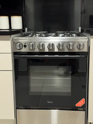 Stainless steel freestanding gas oven with 4 burners - great condition