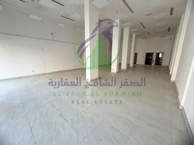 محل للايجارالسنوى فى الصناعيه 15 بمساحه 1650 قدم مربع بإمارة الشارقه شهرين فري مكتب حمام مطبخ موقع مميز علي شارع رئيسي منطقه حيويه