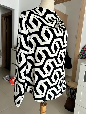 H&M Black & White Geometric Pattern Long Sleeve Top - Size L New