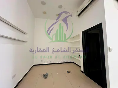 محل تجاري واسع للإيجار مع تشطيبات داخلية جاهزة يقع على شارع رئيسي في موقع حيوي يتميز بواجهة بارزة ورؤية عالية مما يجعله خيارًا مثاليًا لمختلف الأنشطة
