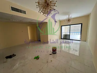 شقة غرفتين وصالة للإيجار السنوي في منطقة المجاز 3 بإمارة الشارقة عقد عذاب صريح مساحات واسعة تشطيبات حديثة بلكونات خزائن بالحائط
