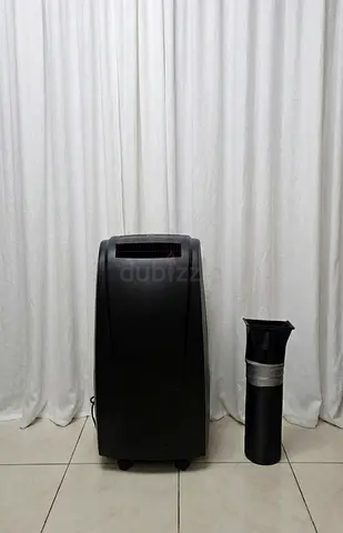 Portable air conditioner with exhaust hose