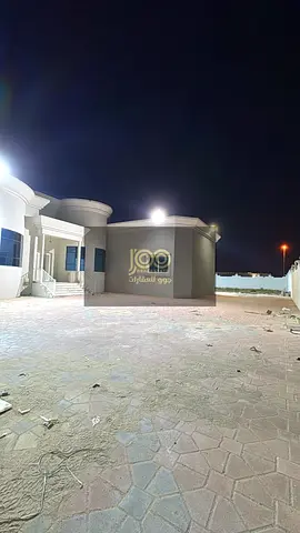 مساحة واسعة مناسبة للعائلات الكبيرة ولمن يبحث عن الراحة والخصوصية في موقع هادئ ومميز