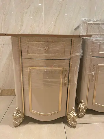 Classic French-style dressing table with round mirror and stool