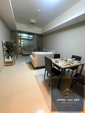 شقة فاخرة غرفة و صالة مفروشة بالكامل للايجار السنوي في أبراج غلفا, غرفة نوم ماستر, 2 حمام, خزائن بالحائط, تشطيبات حديثة, باركينج + جيم + مسبح مجانا.