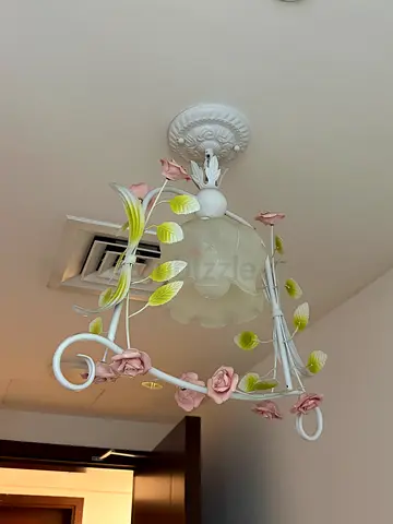 Vintage-style floral wall sconce lamp, white metal with pink roses
