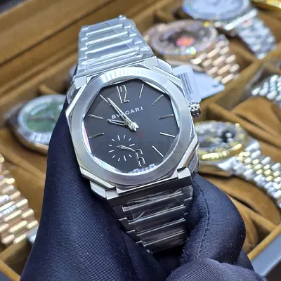 This Bvlgari Octo Finissimo Automatic watch features a 40mm stainless steel case, a black dial, and