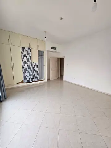 🏡 للبيع شقة 3 غرف وصالة في برج الشهد – الشارقة  ✨ فرصة مميزة لامتلاك شقة فاخرة بإطلالة بحرية كاملة، في أحد الأبراج المميزة، مناسبة للسكن الراقي أو ال