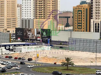 شقة غرفتين وصالة للايجار في الشارقة رب دوار التعاون ثاني ساكن مع بلكونة وخزائن حائط وموقف مجاني إطلالة مفتوحة قرب مخرج دبي
