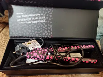 Jose Eber pink heart ceramic hair straightener — good working condition