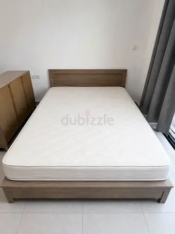 King size Modern Wooden Bed Frame with Comfortable Mattress