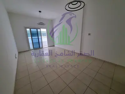شقه غرفتين وصاله المجاز ثلاث مع بلكونه خزائن بالحائط مع موزع اطلاله مفتوحه بالقرب من مسجد سلمه بن الاكوع