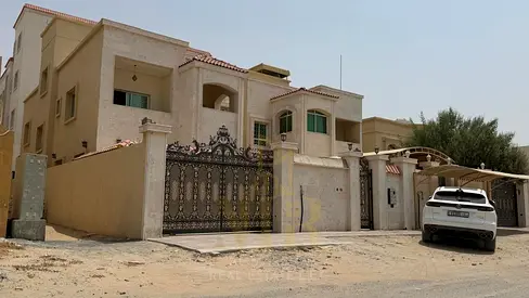 فيلا للبيع في المويهات 2 – عجمان | بجانب المسجد وعلى شارع وسكة | مساحة 3,700 قدم² | طابقان + روف | 5 غرف ماستر | مجلس وصالة | غرفة خادمة | مطبخ | حوش