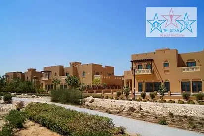 منزل تاون هاوس واسع يضم 3 غرف نوم وغرفة للخادمة، ويقع في مجمع "كورتاج" (Quortaj) المرغوب في منطقة "الفرجان". يتميز هذا