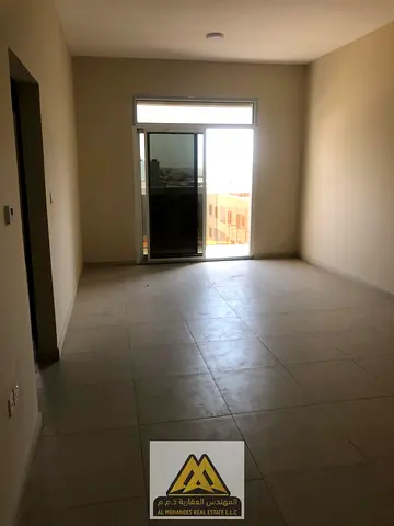 غرفة نوم وصالة واسعة. أول ساكن. بلكونة. 2 حمام. تشطيبات حديثة. موقع مميز بالقرب من السوق الصيني ومركز الشرطة.