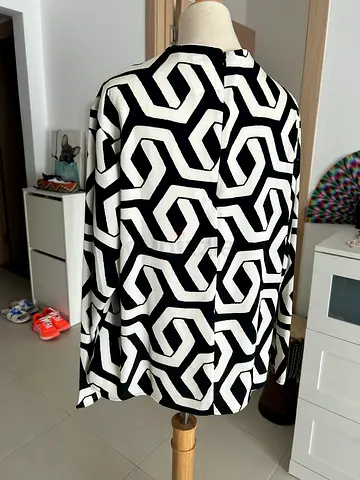 H&M Black & White Geometric Pattern Long Sleeve Top - Size L New