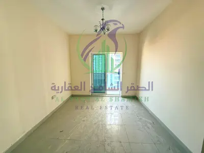 ثلاث غرف وصالة بالتعاون مع تكييف مجاني وغرفة خادمة ماستر و4 حمامات وبلكونة وخزائن بالحائط ومساحة واسعة