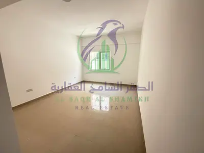 شقة غرفتين وصالة للإيجار السنوي في منطقة النهدة بإمارة الشارقة شهرمجانى بلكونه اطلاله مفتوحه خزائن بالحائط موقع مميزقريب من دبى