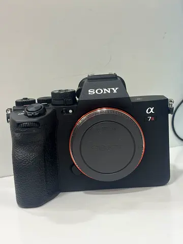 Sony Alpha A7 RV mirrorless camera body + 2 batteries + 90mm - shutter count 1071