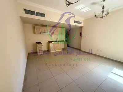 استوديو واسع في النهدة الشارقة مع خزائن بالحائط وجيم وشهر مجاني وموقع مميز قريب من الخدمات