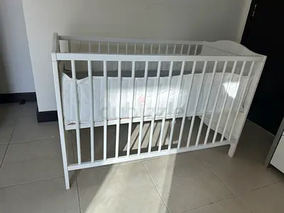 White Wooden Baby Crib / Cot in excellent Condition
