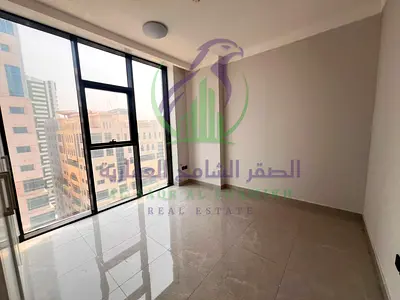 شقة غرفتين ماستر وصالة للإيجار السنوي في التعاون الشارقة بلكونة واسعة مطبخ بإطلالة مفتوحة جيم مسبح وباركينغ مجاني