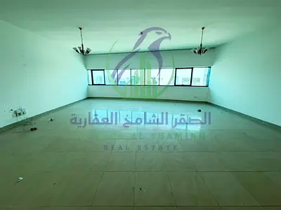 شقة 3 غرف وصالة بالممزر بإطلالة بحرية مباشرة وغرفة خادمة وغرفة غسيل وبلكونتين و5 حمامات وجيم ومسبح