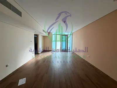 شقة واسعة مكوّنة من غرفتين متاحة للإيجار مع باركن وجيم  ومسبح في موقع مميز وجاهزة للسكن