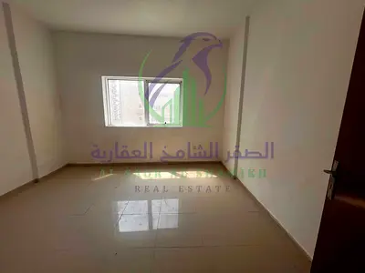 شقة غرفة وصالة واسعة للإيجار مع خزائن حائط في موقع مميز بالقرب من جميع الخدمات