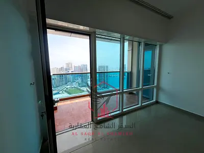 اطلالة بحرية بالكامل لغرف وصالة في ممزر الشارقة ببلكونة تكييف علي المالك بباركن وجيم ومسبح مجانا للايجار السنوي في أجمل ابراج الشارقة