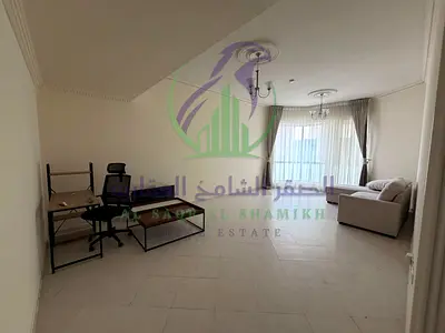 شقة غرفة وصالة للإيجار السنوي في المجاز 3 الشارقة مع تكييف مجاني وجيم ومسبح وغرفة ماستر وخزائن بالحائط داخل برج راقٍ