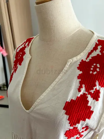 White linen dress with red embroidered floral pattern - size S