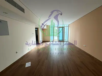 شقة غرفتين وصالة للإيجار السنوي في التعاون الشارقة مع باركينغ مجاني وجيم ومسبح وخزائن بالحائط بلكونة بإطلالة مفتوحة  تشطيبات حديثة