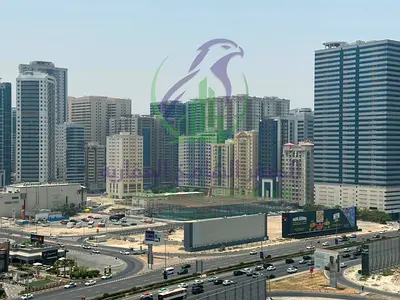 شقة غرفة وصالة للإيجار السنوي في الممزر الشارقة بجوار محطة أدنوك إطلالة مفتوحة على شارع الوحدة باركينغ مجاني