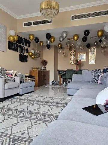 🏡 للإيجار السنوي – شقة مفروشة غرفتين وصالة في أبراج صحارى – النهدة  ✨ شقة أنيقة ومفروشة بالكامل بإطلالة مفتوحة رائعة، جاهزة للسكن في موقع مميز.  مميز