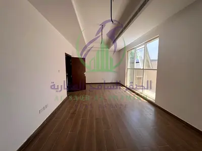 فيلا جديدة أول ساكن للإيجار تضم خمس غرف ماستر مع نوافذ بانورامية ومساحات واسعة باركن