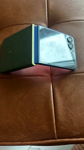 Used Samsung Galaxy Z Flip7 256gb - Good Working Condition, Minor Scratches