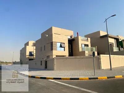 بسعر لقطة تملك فيلا فاخرة 6 غرف ارضي و طابقين | حمام سباحة خاص بتشطيب عصري | أنظمة ذكية | موقع متميز | مقابل مسار