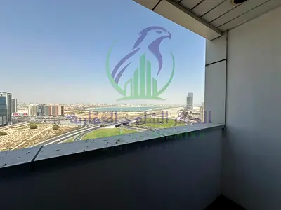 شقة واسعة مكوّنة من غرفتين نوم للإيجار بإطلالة مفتوحة على الممزر دبي مع باركن و بلكون جيم ومسبح وتقع في منطقة حيوية ومميزة