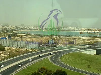 شقة واسعة مكونة من غرفتي نوم للإيجار مع شرفة بإطلالة مفتوحة وخزائن حائط بالقرب من جميع الخدمات