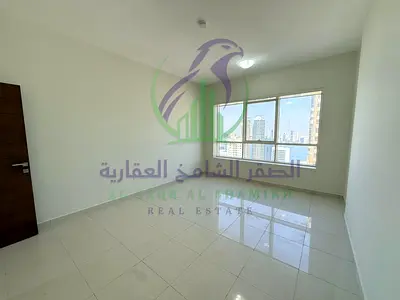 ثلاث غرف وصالة بالخـان مع إطلالة بحرية وتشطيب راقي وغرفة خادمة وتكييف مجاني وجيم ومسبح وباركينغ أوتوماتيك