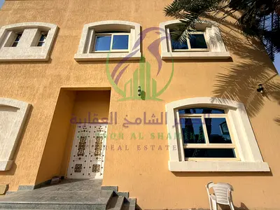 فيلا طابقين مكونة من خمس غرف غرف ماستر متاحة للإيجار  تشطيب حديث  ستة حمامات موزع كبيرغرفة خادمة موقع مميز