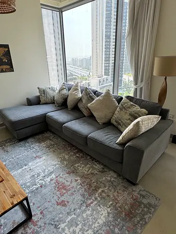 L-shaped grey fabric sofa with chaise and cushions - Excellent condition