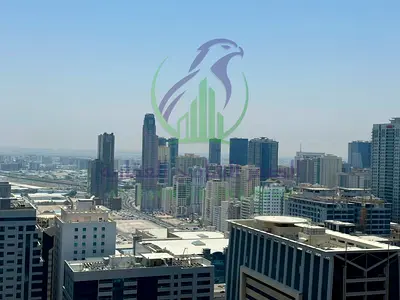 استمتع بتجربة سكنية راقية في واحدة من أرقى مناطق الشارقة؛ إذ تقع هذه الشقة في منطقة التعاون.