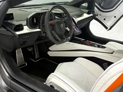 صورة 18 لـ 2025 Lamborghini REVUELTO