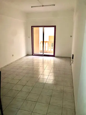 🏢 شقة للإيجار في الشارقة – المجاز 2 🏢 مستأجر في أحد أكثر المواقع حيوية ونشاطا! نقدم لكم شقة متميزة بإطلالة مميزة على شارع جمال عبد الناصر (المجاز 2)