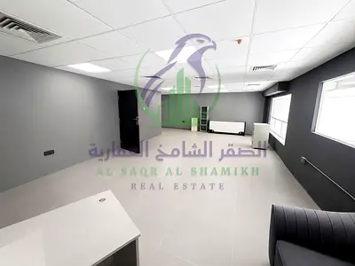 مستودع للايجارالسنوى فى الصناعيه 5 بإمارة الشارقه بمساحه 2500قدم ميزانين  مساحه الميزان 35% من مساحه الكليه مكتب يصلح للتخزين كهرباء 25 كيلو وات