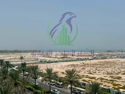 شقة واسعة ثلاث غرف وصالة للإيجار مع باركن وثلاث بلكونات وجيم ومسبح وخزائن  بالحائط